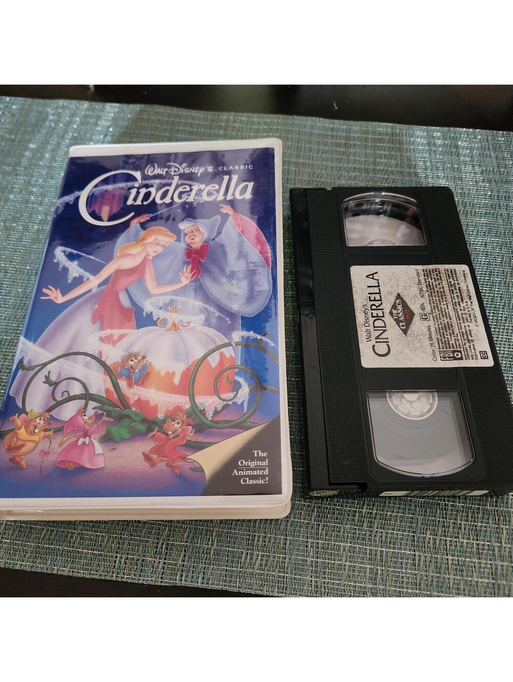 Disney Cinderella VHS Walt Disney Classic Black Diamond Clamshell Animated Movie